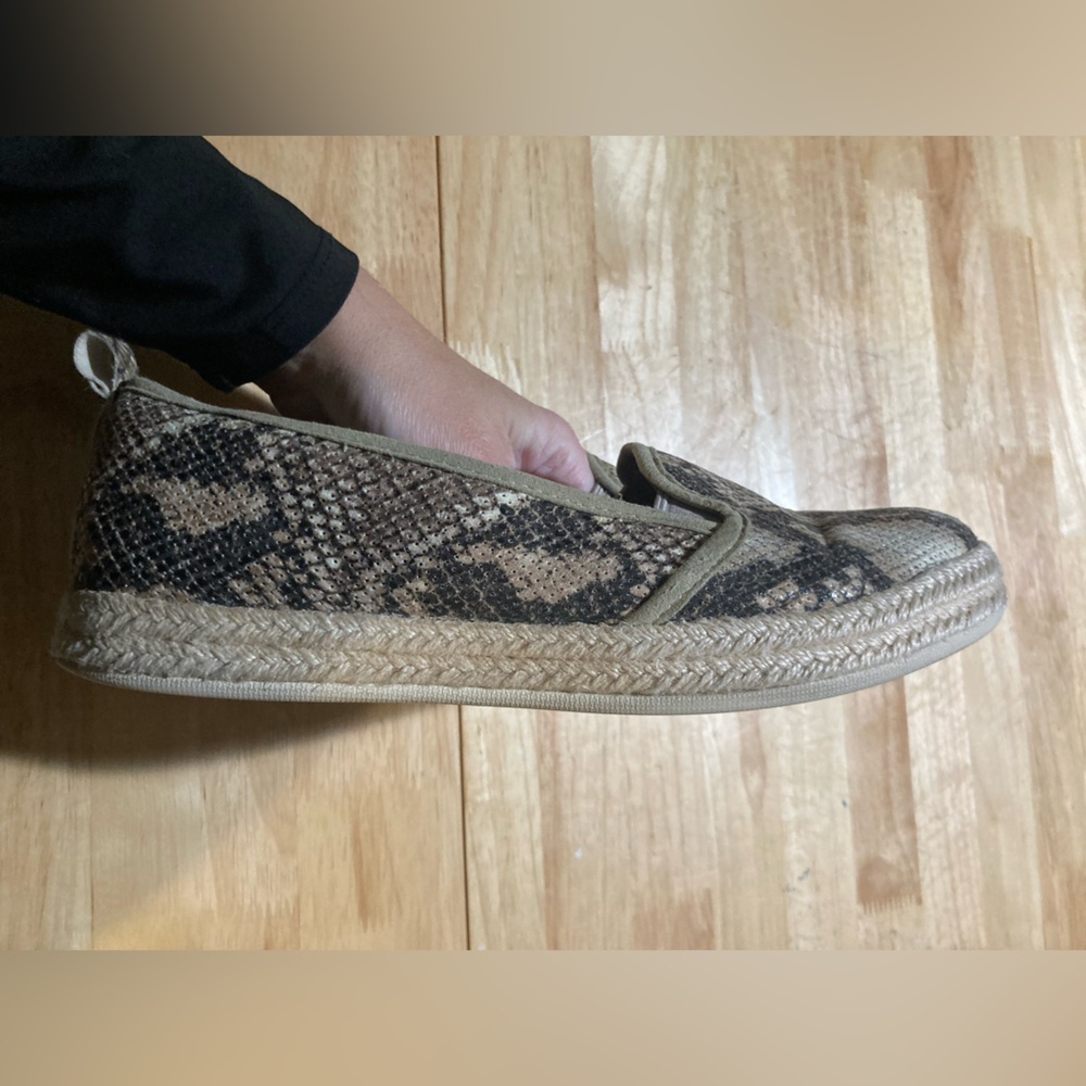 Clarks faux snake skin slip on shoes in size 7.5 M. EUC. Super adorable - Picture 7 of 11